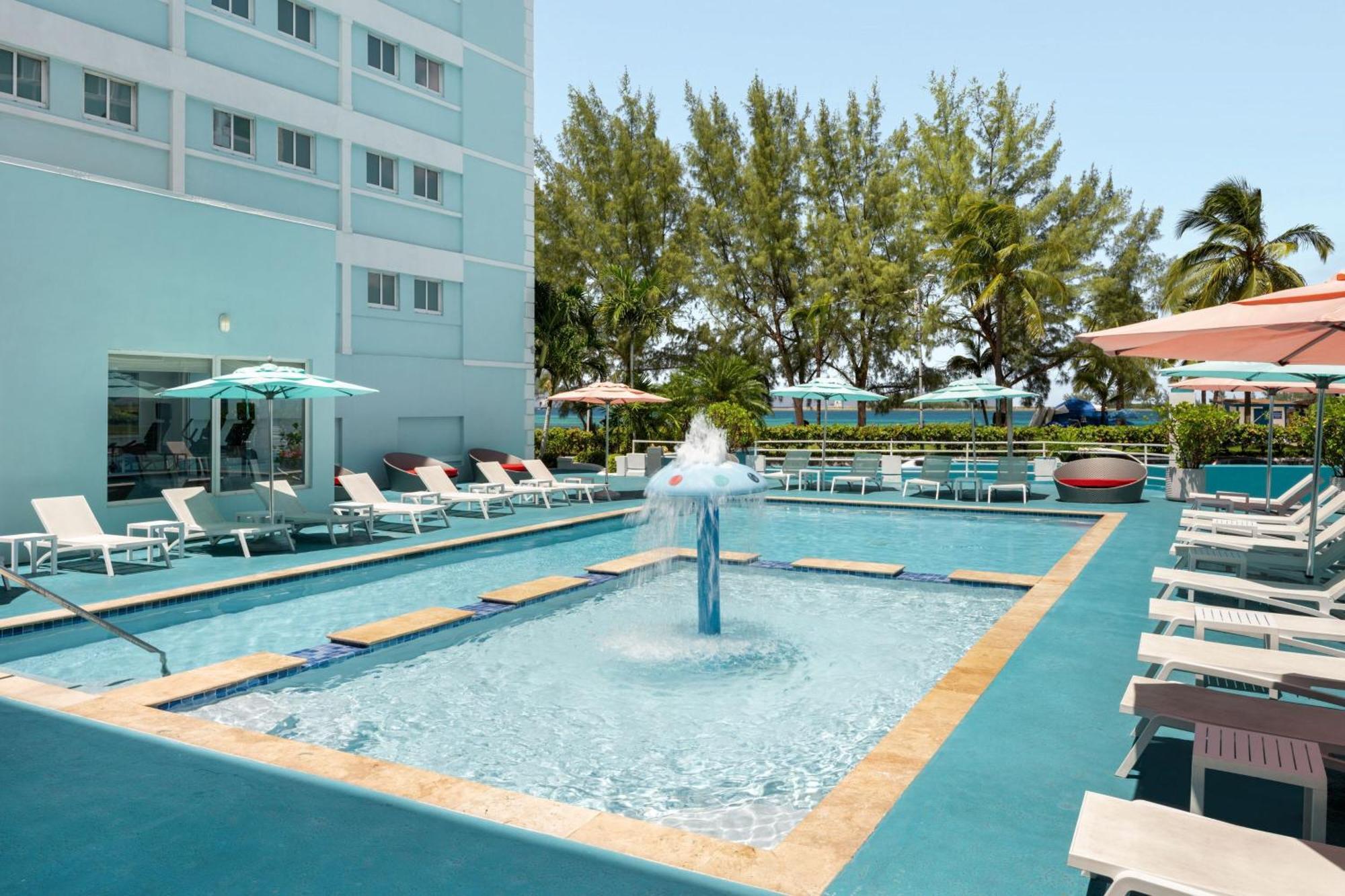 Courtyard By Marriott Nassau Downtown/Junkanoo Beach Hotel Exterior foto