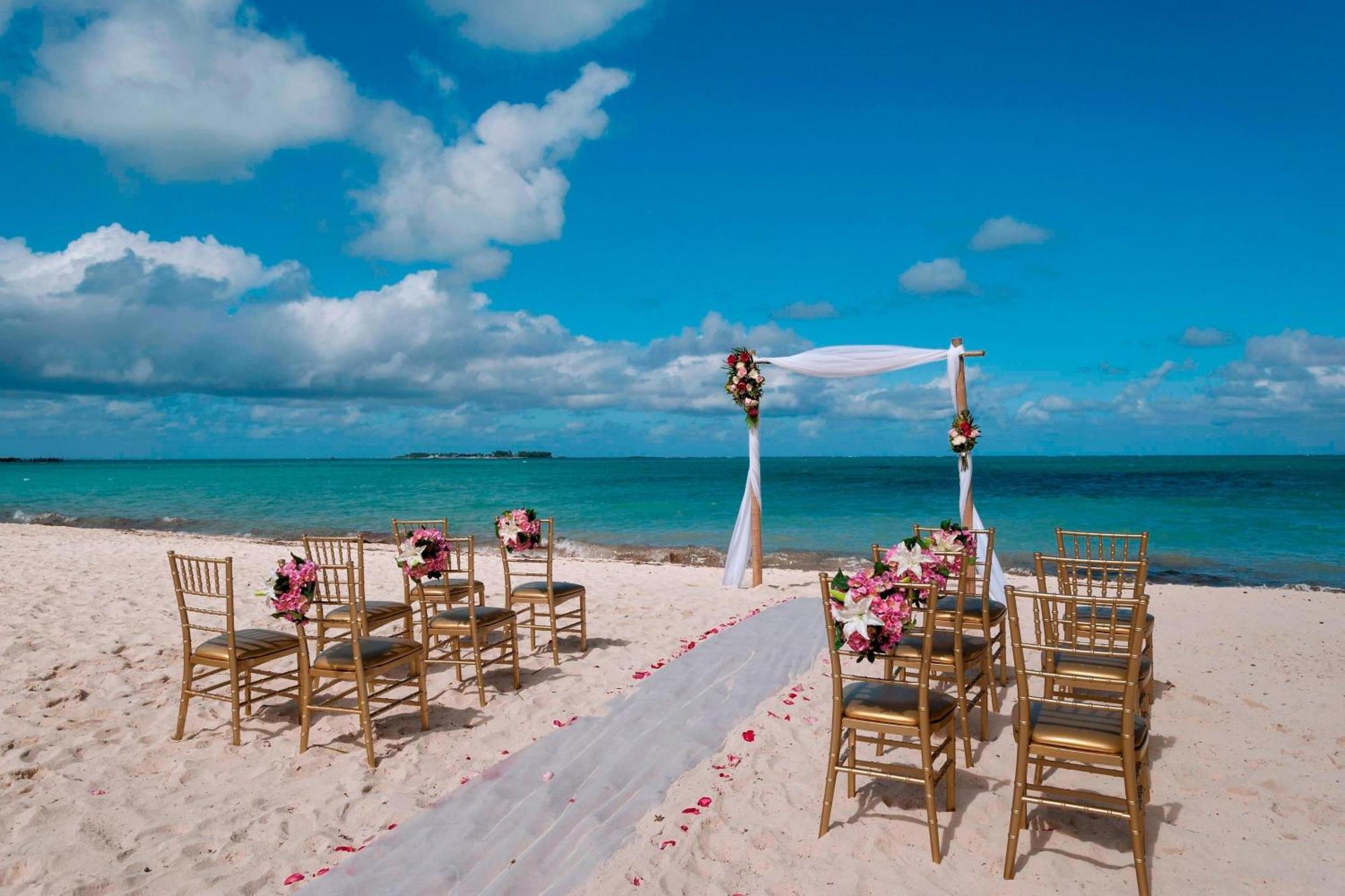 Courtyard By Marriott Nassau Downtown/Junkanoo Beach Hotel Exterior foto